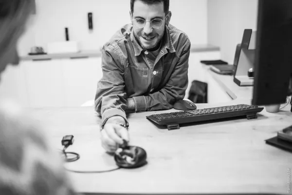 présentation du fonctionnement d'une aide auditive assuré par Thibault, audioprothésiste à Montpellier et au Vigan