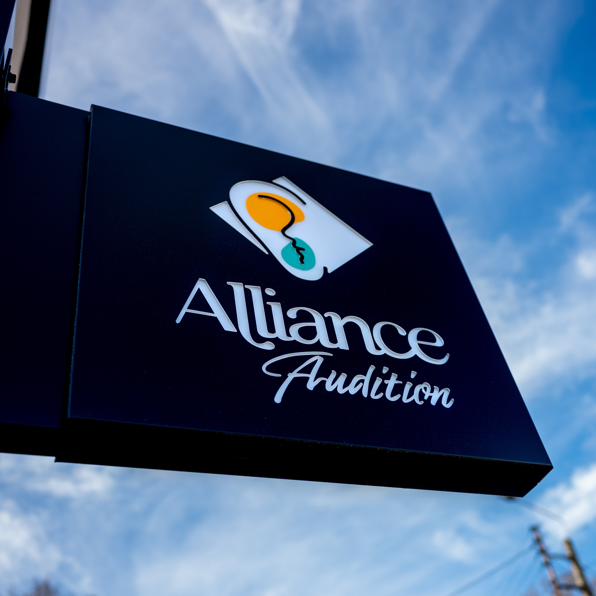 L'enseignre drapeau Alliance Audition évoque les soins auditifs apportés par nos audioprothésistes