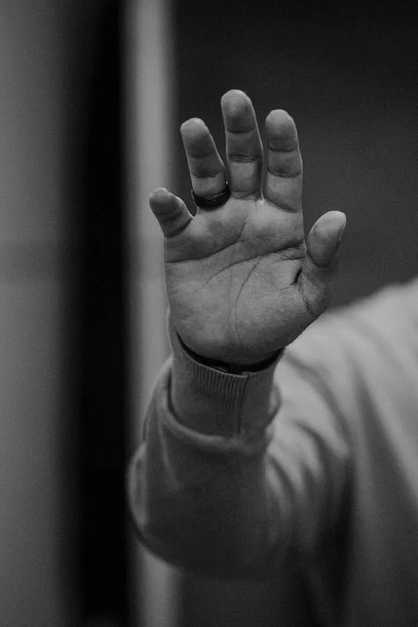 main ouverte représentant les précautions à connaître avant la pose d'un implant auditif